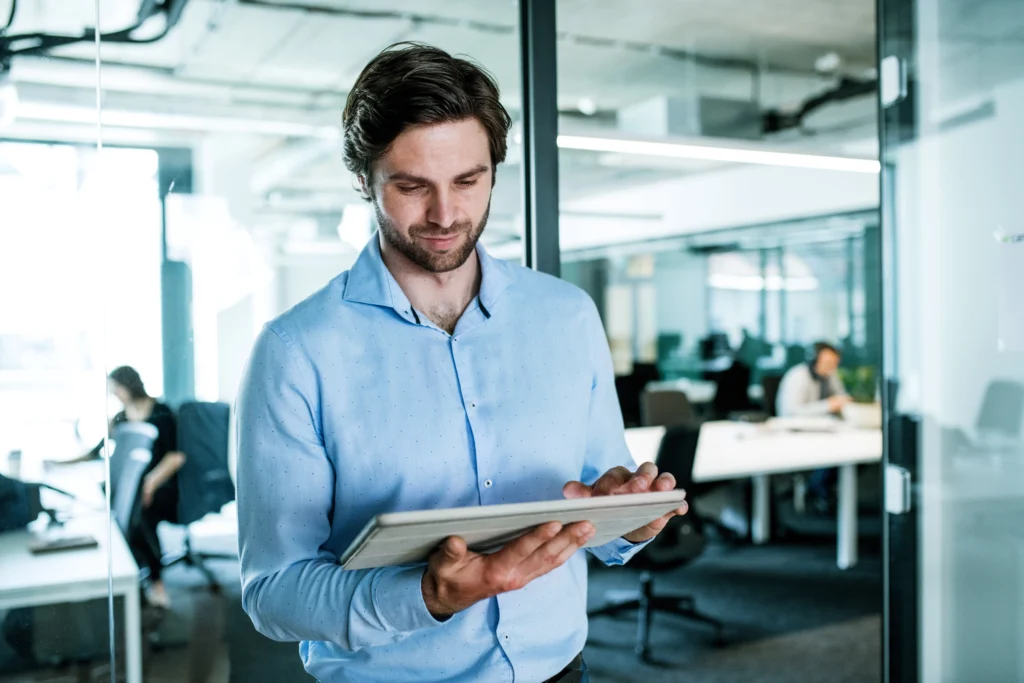 A man uses the Interzero waste management platform on his tablet and discovers the benefits of digital waste management for his business