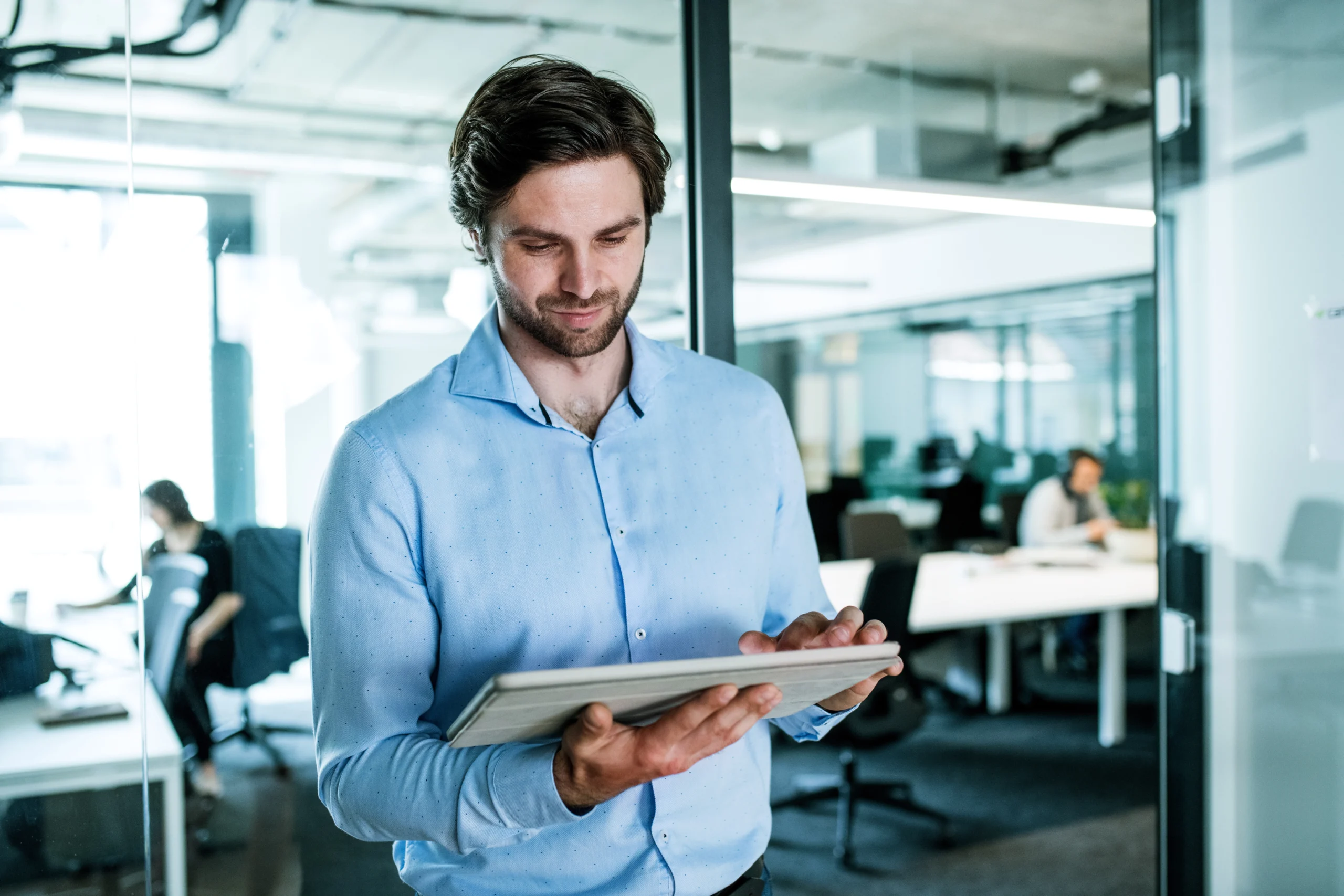 A man uses the Interzero waste management platform on his tablet and discovers the benefits of digital waste management for his business