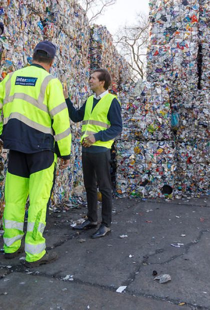 Abfallwirtschaftsspezialisten des Unternehmens während der Abfallbewertung im Unternehmen